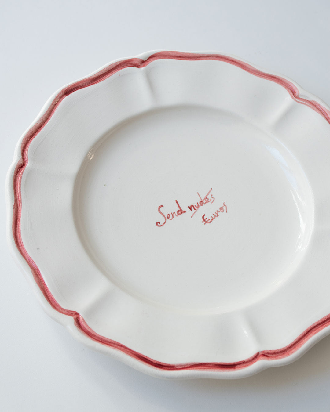 "Send N*des" Fil Rouge Plate